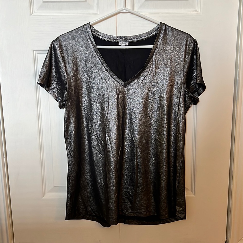 LAST CHANCE ⏰‼️
Metallic v-neck t-shirt - Picture 1 of 3